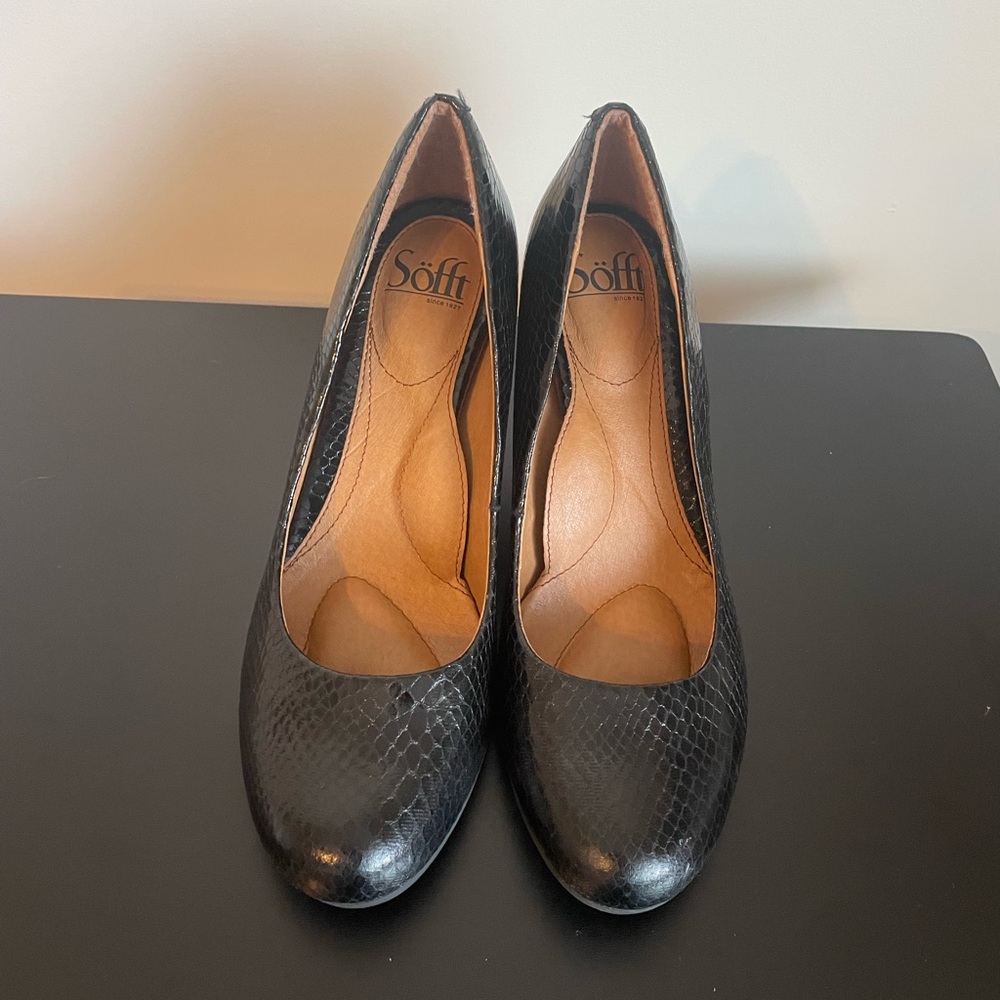 Black high heels size 8